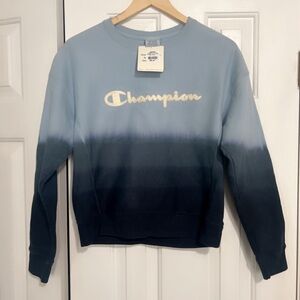 Champion Sweatshirt hits at the waistline